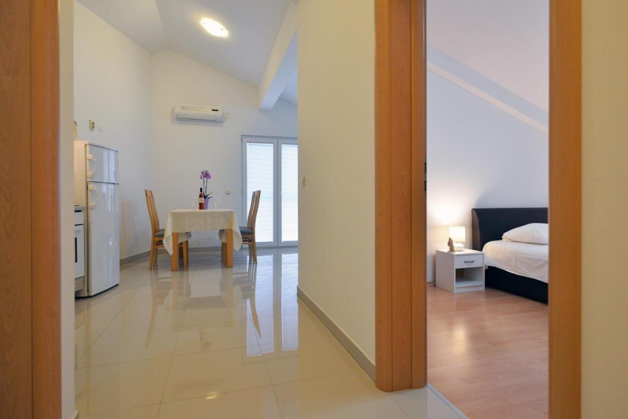 Vedrana, Apartma