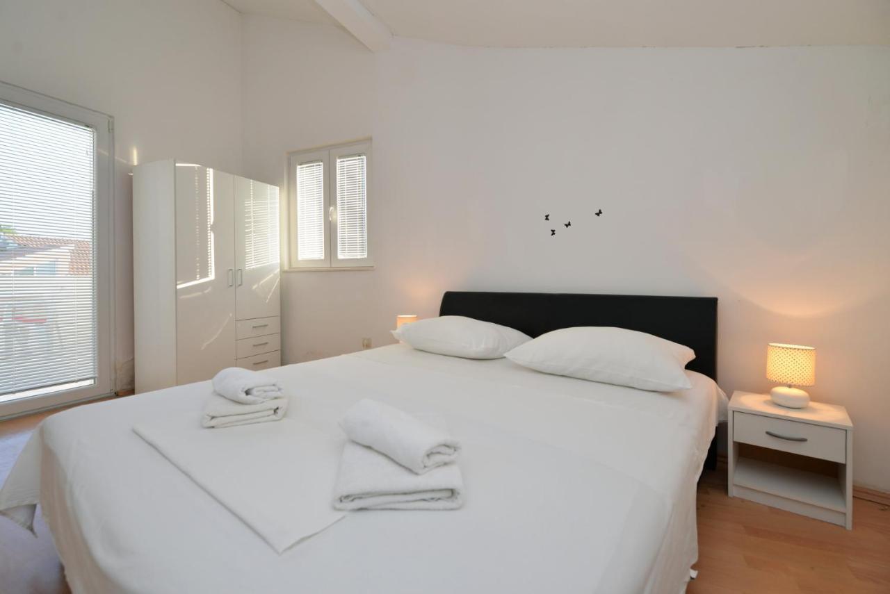 Apartma Vedrana, *