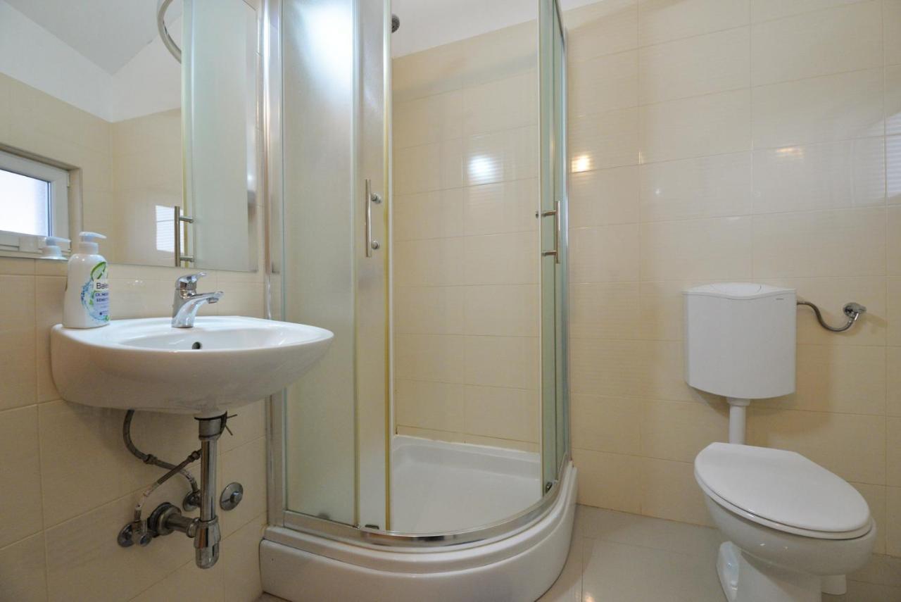 Apartma Vedrana, *