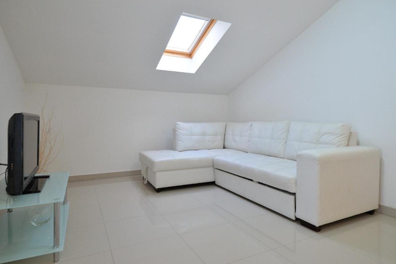 Apartma Vedrana, *